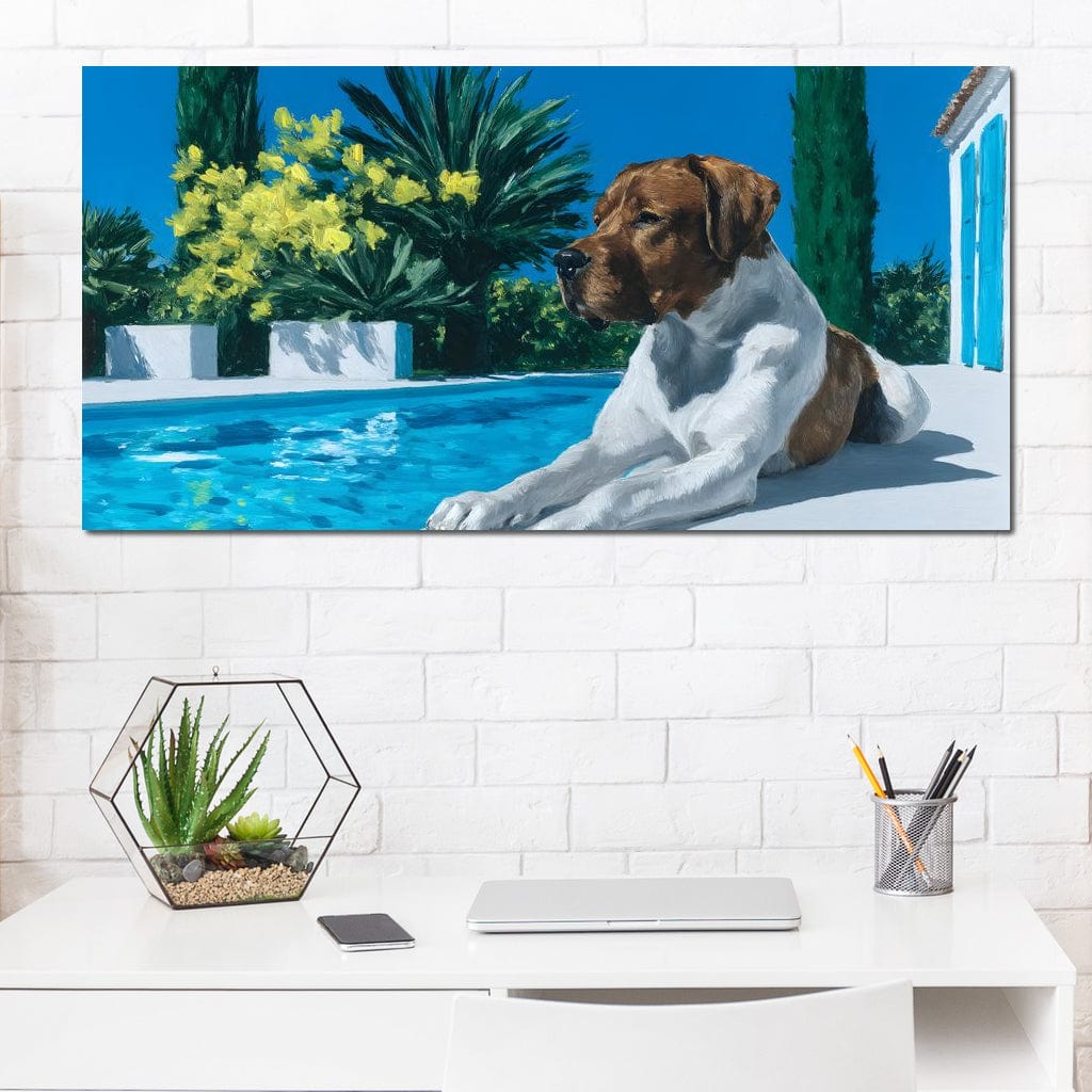 tablou canvas cu un caine cu blana alba si maro, relaxat langa o piscina, pe fundal exotic luxuriant, cu plante si flori sub cer senin