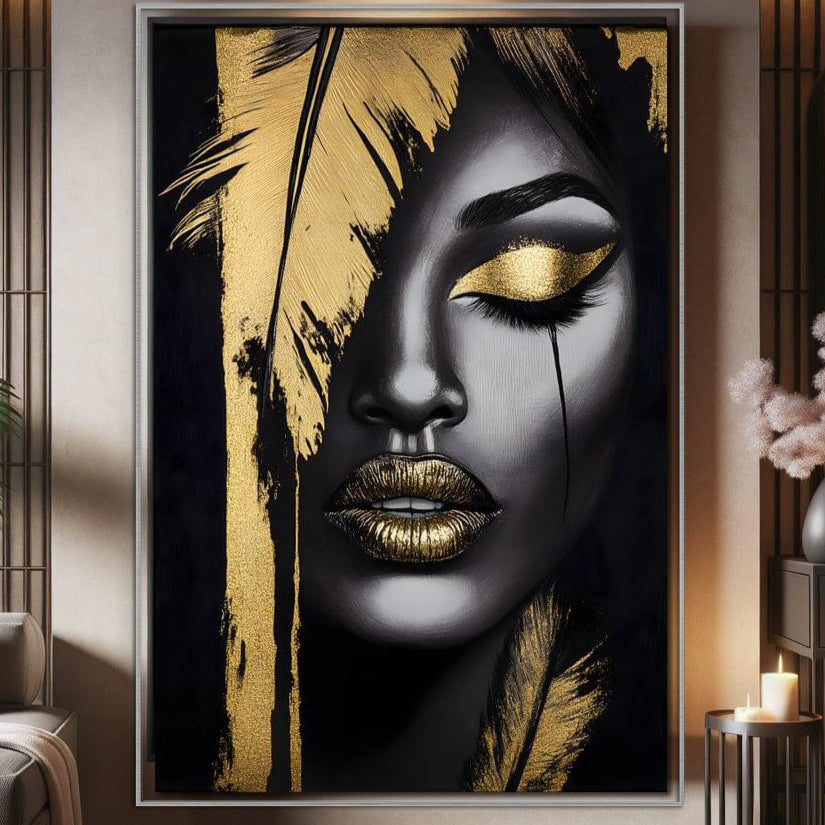 Tabloul LuxCanva® Tablou Canvas Premium "Lacrima Unei Zeite" prezintă chipul unei femei cu ochii închiși, accente aurii și buze, evidențiate de detalii asemănătoare penelor - ideal pentru decorarea salonului, biroului, camerei de zi sau dormitorului.