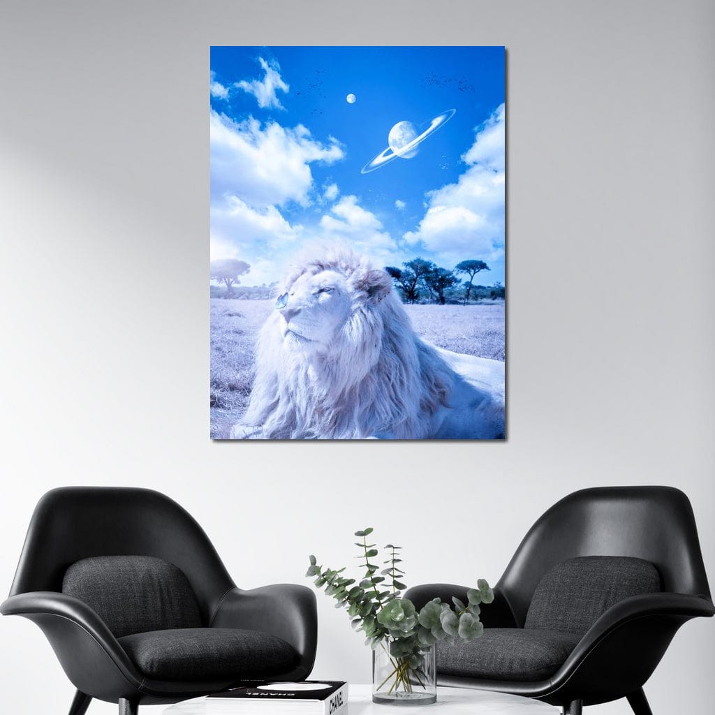 tablou canvas cu un leu alb si un fluture intr-o savana, cu cer senin si planeta Saturn alaturi de Luna printre nori