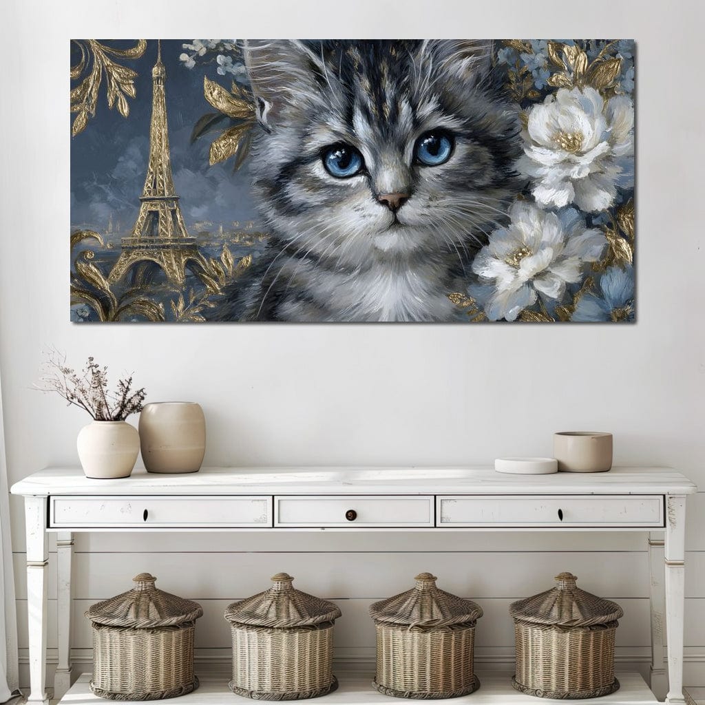 tablou canvas cu o pisica mica printre flori albe, pe fundal abstract cu Turnul Eiffel in detalii aurii 