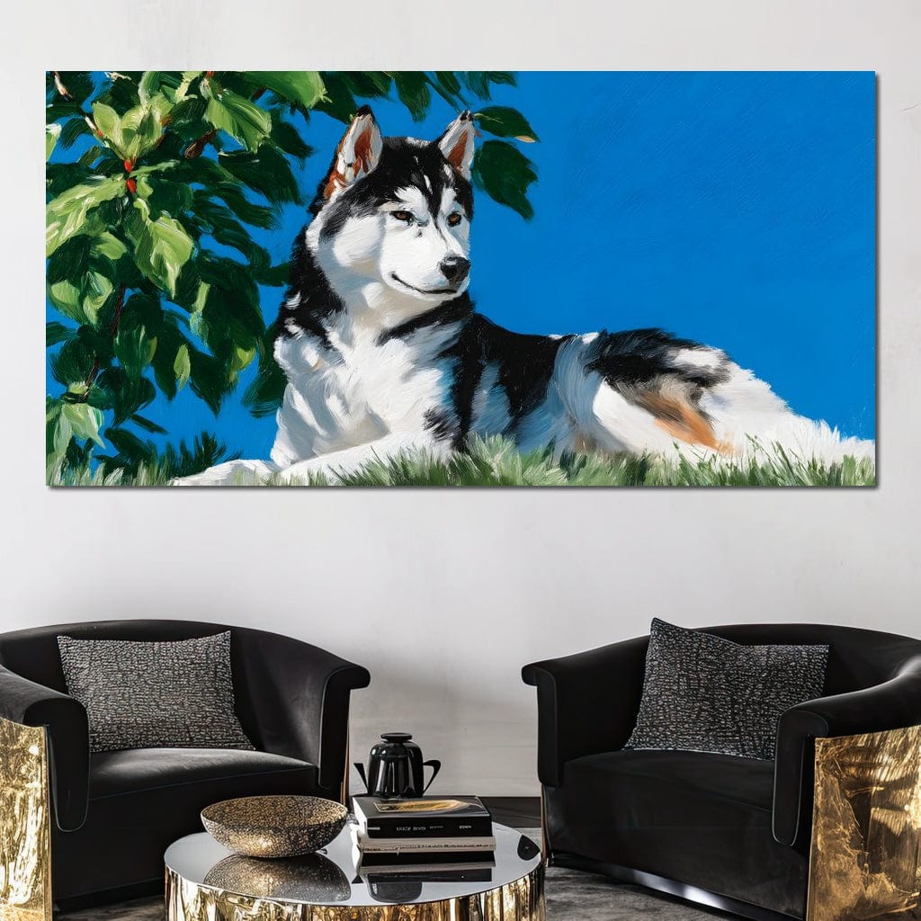 tablou canvas cu un caine husky sub o planta cu frunze mari si verzi, pe fundal cu cer senin