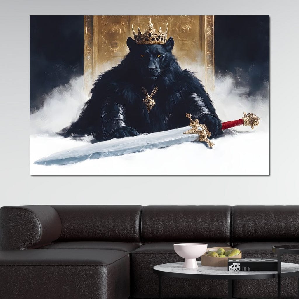 tablou canvas cu o pantera neagra incoronata in armura regala, tinand o sabie decorativa, pe fundal cu ceata si un tron de aur