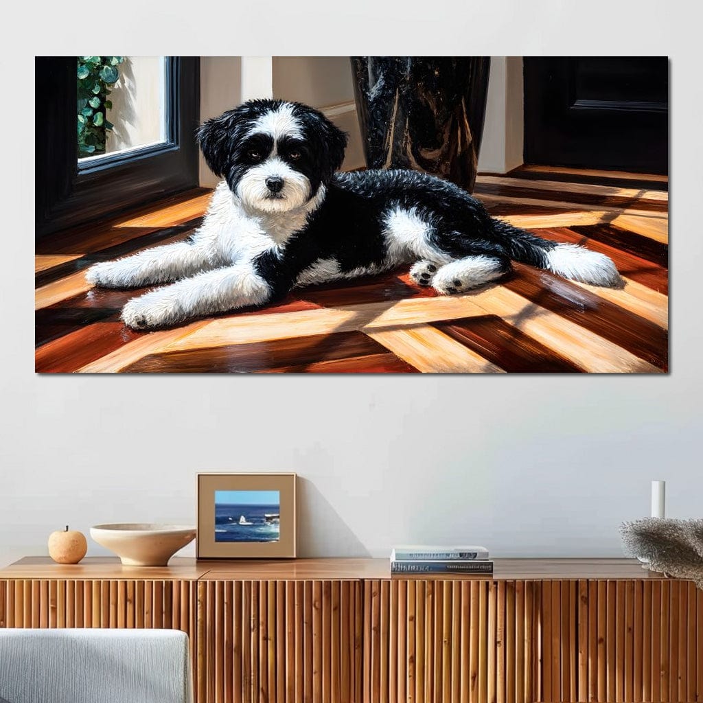 tablou canvas cu un caine alb si negru, pufos si relaxat pe un parchet lucios texturat, intr-o lumina calda de interior