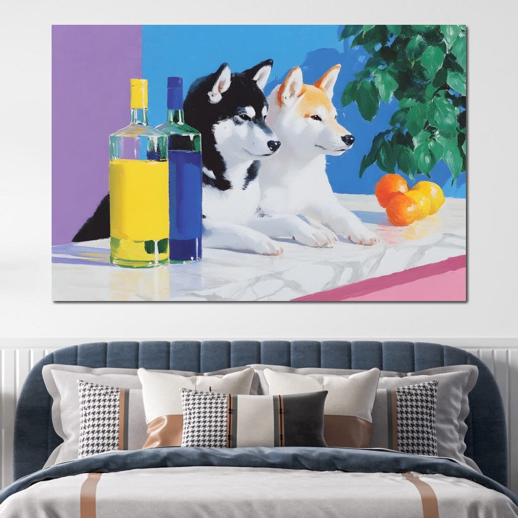 tablou canvas cu doi catelusi stilizati intr-un decor stil Pop Art, asezati la un bar alaturi de sticle colorate si fructe