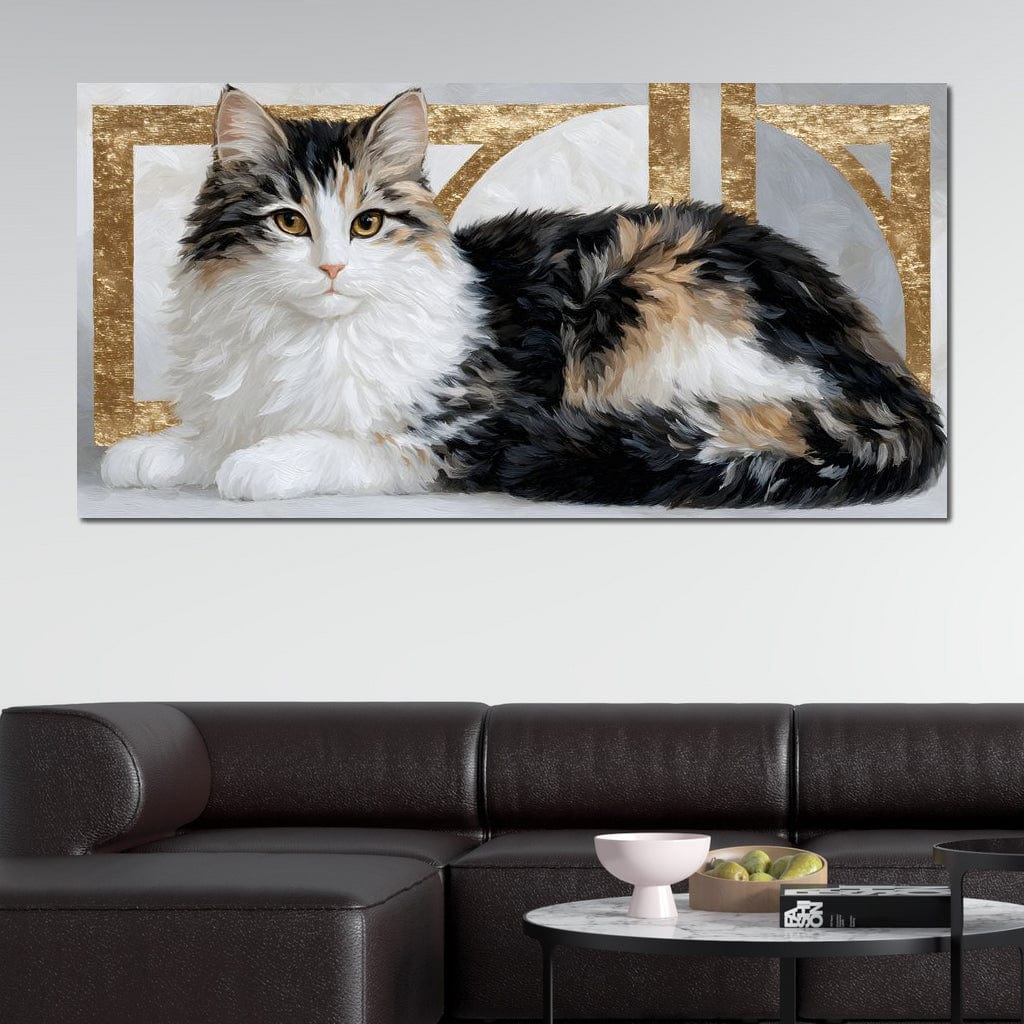 tablou canvas cu o pisica calico, cu blanita pufoasa in nuante de negru, alb si portocaliu, pe fundal abstract cu accente aurii