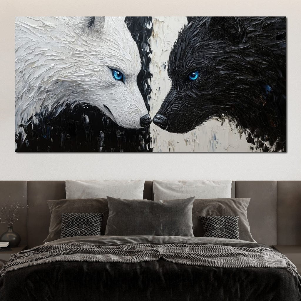 tablou canvas cu un lup alb si unul negru cu ochi albastri, pe fundal pictat in alb si negru 