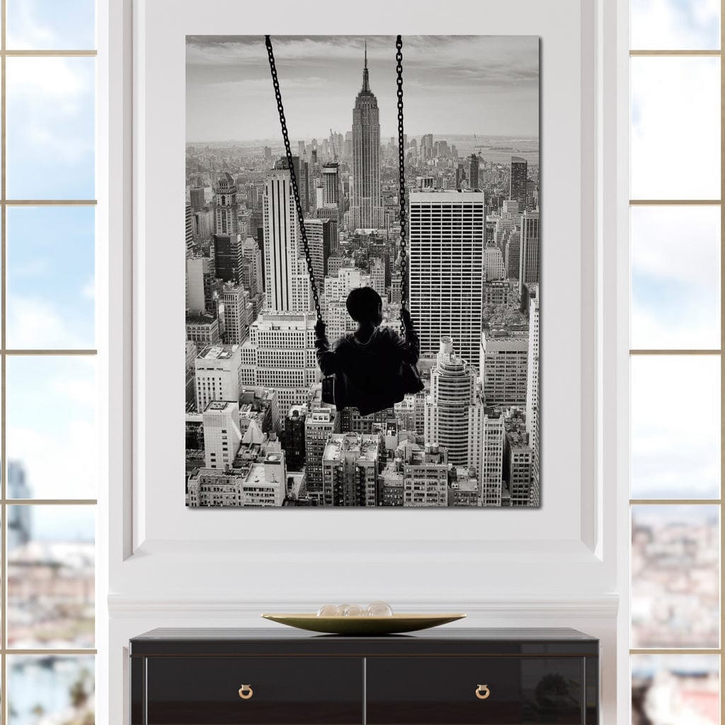 Tablou Canvas Premium, LuxCanva® K1014, Copilul si Acoperisul Lumii, Oras, Leagan, Zgarie Nori, Metropola, Visare, Zbor, Singur, Copil, Alb, Negru, New York, Inocenta, Camera Copii
