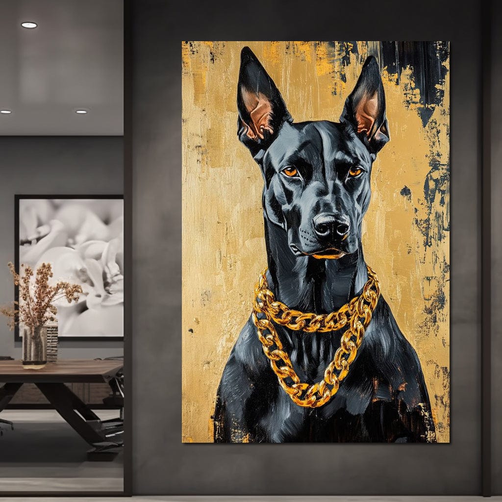 tablou canvas cu un caine doberman negru, purtand un lant de aur, pe fundal texturat in tonuri calde