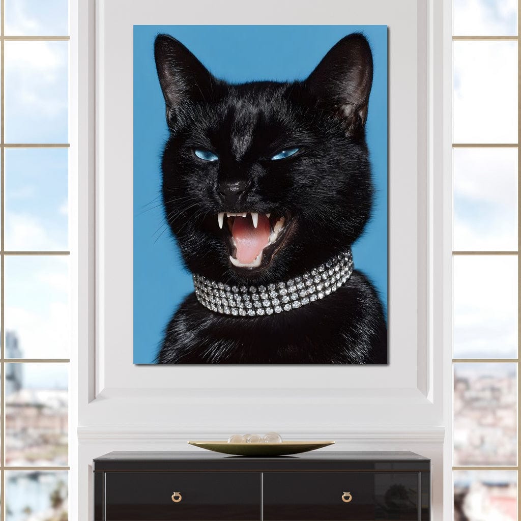tablou canvas cu o pisica neagra cu ochi albastri si cu zgarda decorata cu diamante, pe fundal albastru