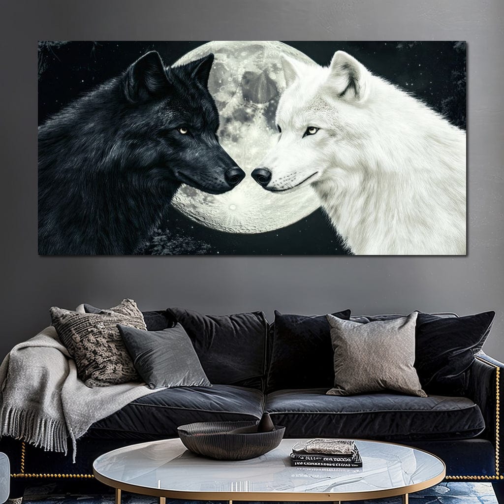 tablou canvas cu un lup alb si unul negru, pe fundal cu cer instelat si luna plina