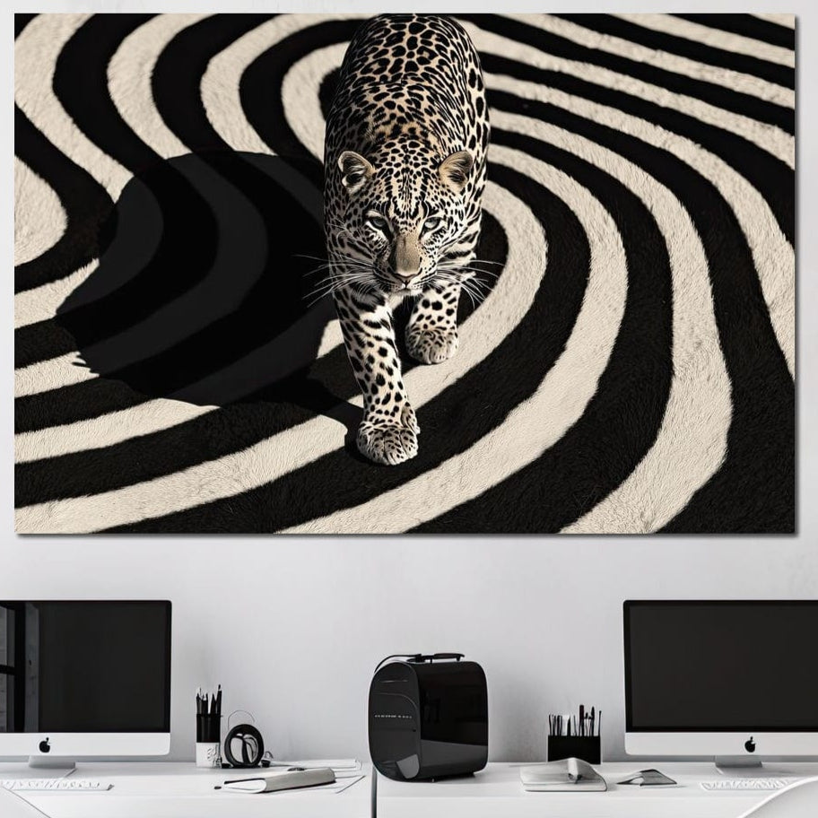 tablou canvas cu un leopard pasind pe un fundal optic alb si negru, cu spirale grafice in stil hipnotic