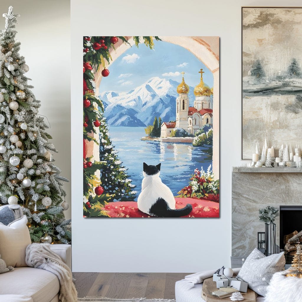 tablou canvas cu o pisica in alb si negru, inconjurata de ornamente de Craciun, privind catre o Biserica dincolo de apa, pe fundal montan