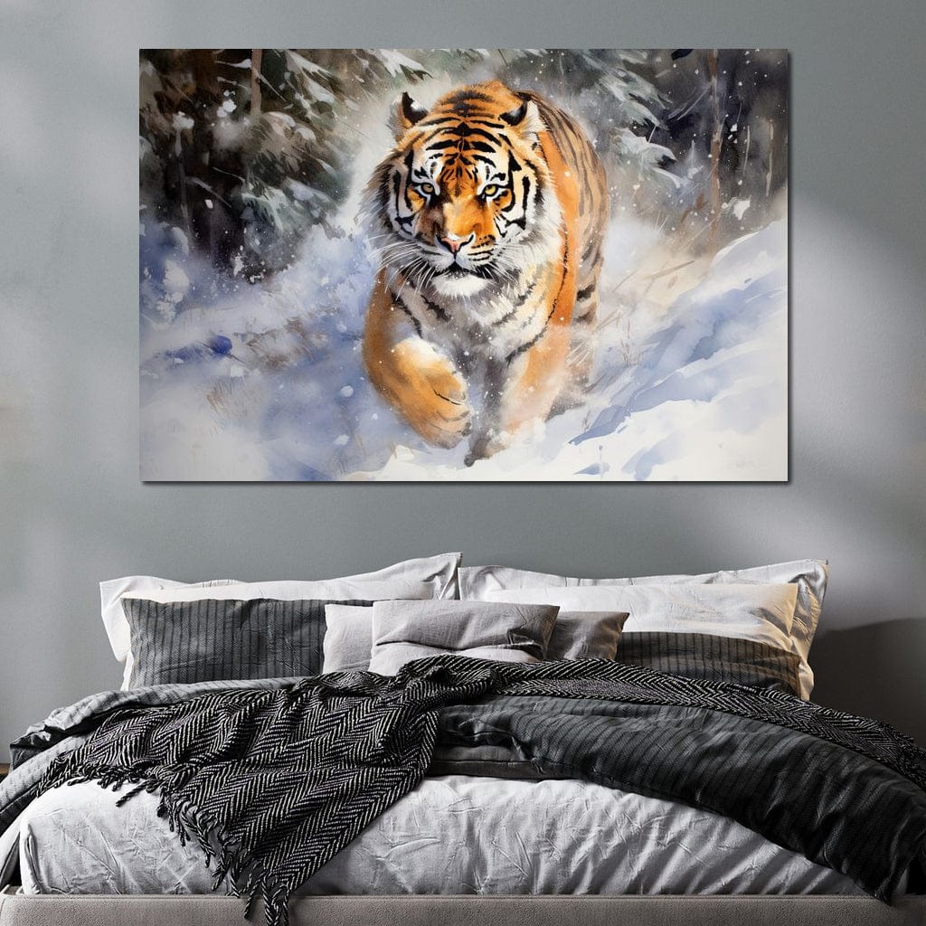 tablou canvas cu un tigru in miscare prin zapada, pe fundal stancos cuprins de viscol
