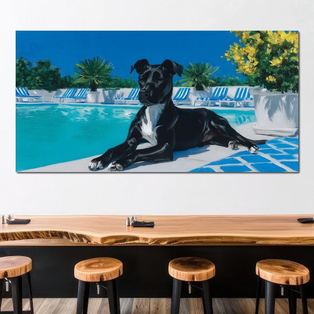 tablou canvas cu un caine negru, relaxat langa o piscina intr-un decor tropical luxuriant, pe fundal cu palmieri