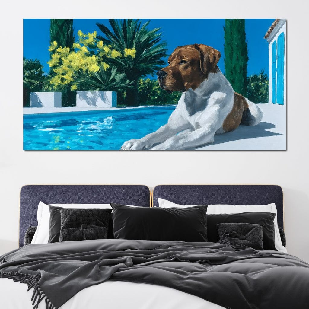 tablou canvas cu un caine cu blana alba si maro, relaxat langa o piscina, pe fundal exotic luxuriant, cu plante si flori sub cer senin