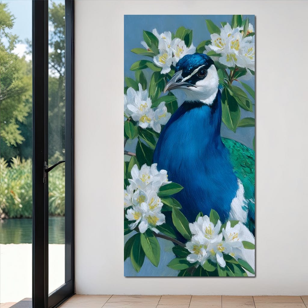 tablou canvas cu un paun cu penaj albastru si verde, intr-un cadru cu flori albe si frunzis