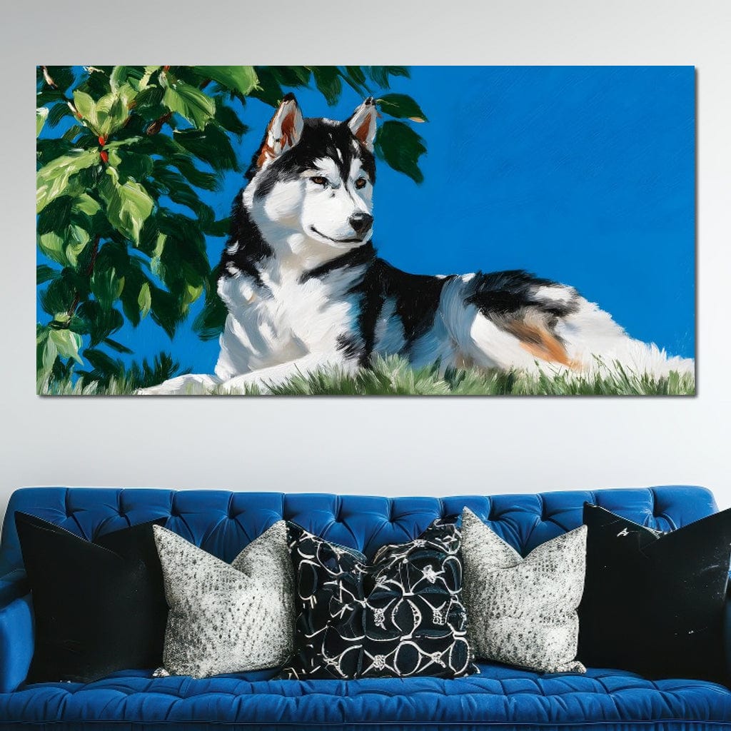 tablou canvas cu un caine husky sub o planta cu frunze mari si verzi, pe fundal cu cer senin