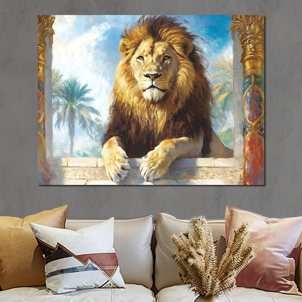 tablou canvas cu un leu sezand relaxat intre doua coloane decorate cu accente aurii si pictate in stil egiptean, pe fundal cu cer senin si copaci 