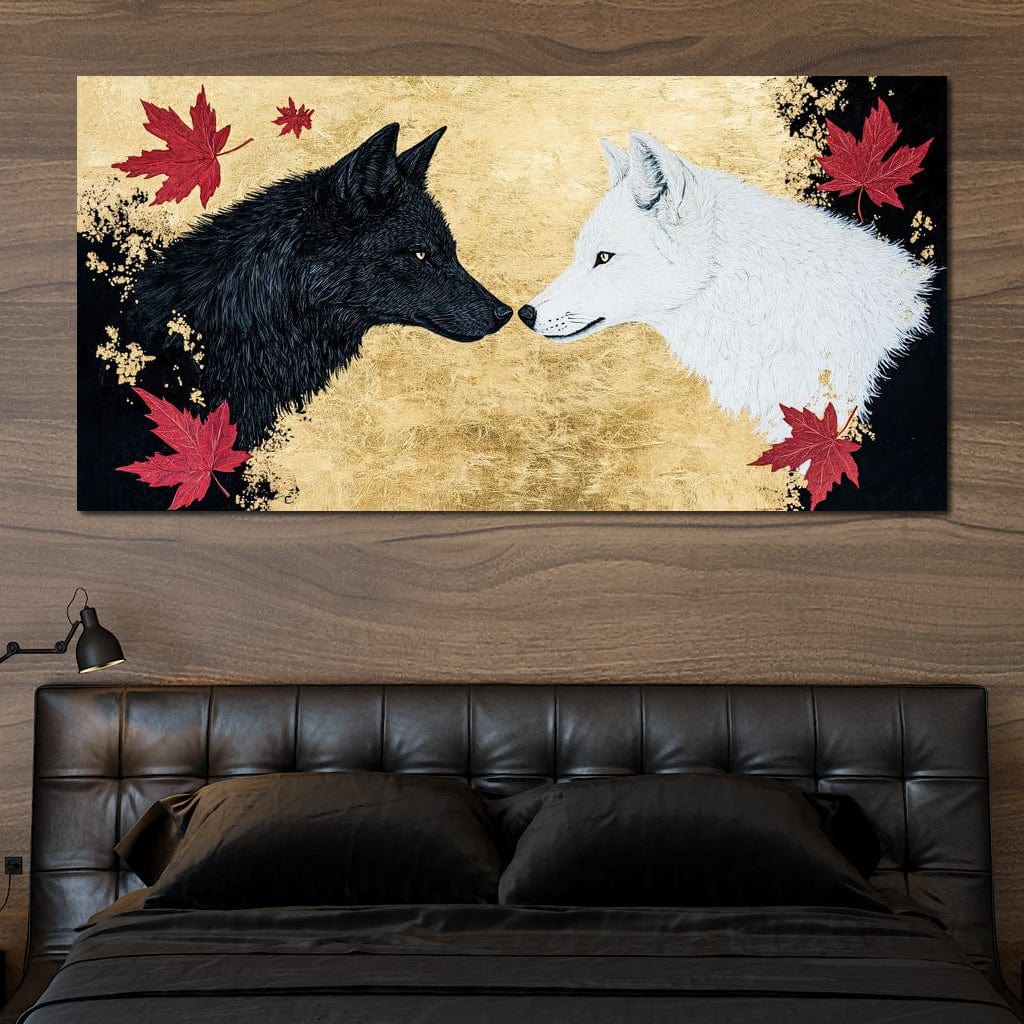 tablou canvas cu un lup alb si unul negru, pe fundal negru cu auriu decorat cu frunze rosii de artar