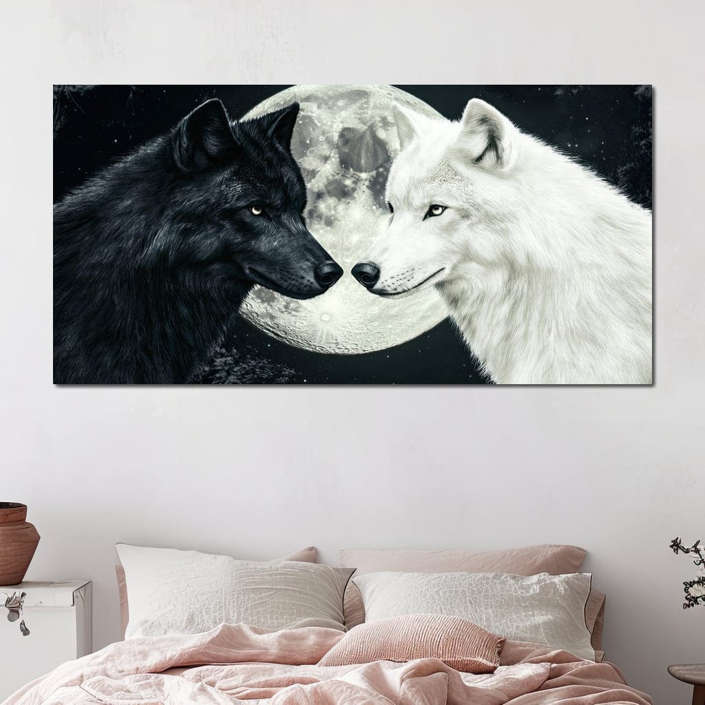 tablou canvas cu un lup alb si unul negru, pe fundal cu cer instelat si luna plina