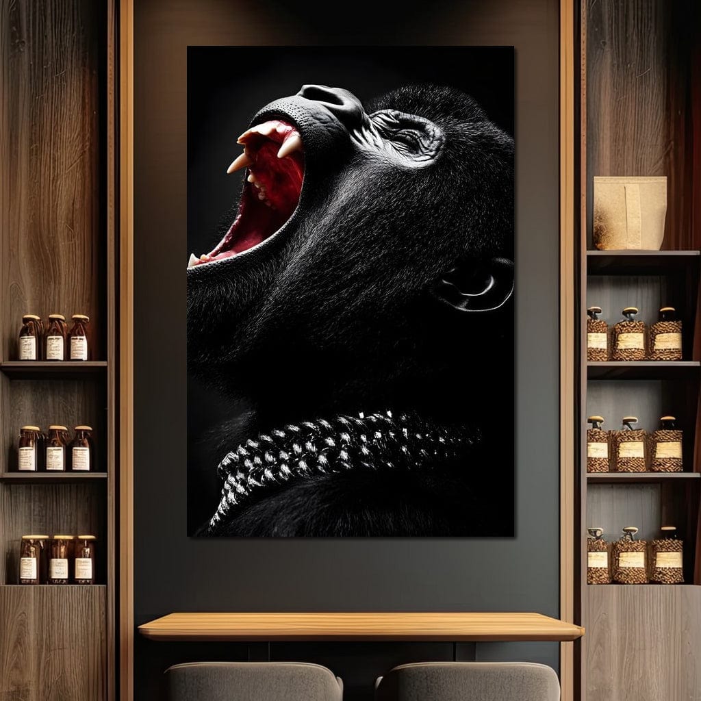 tablou canvas cu o gorila neagra cu un lant argintiu, surprinsa intr-un raget fioros, pe fundal intunecat