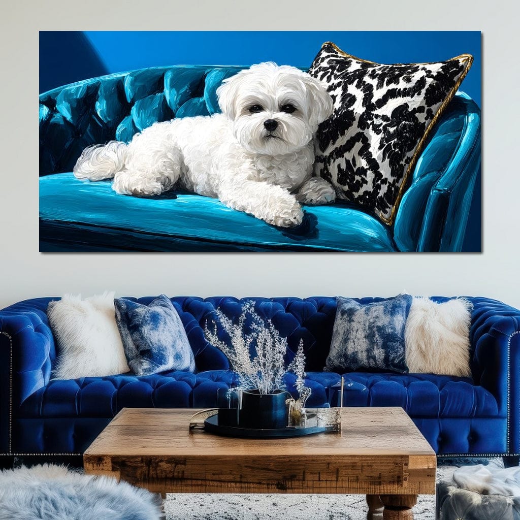 tablou canvas cu un bichon alb si pufos, stand relaxat pe o canapea albastra de catifea, alaturi de o perna cu imprimeu abstract