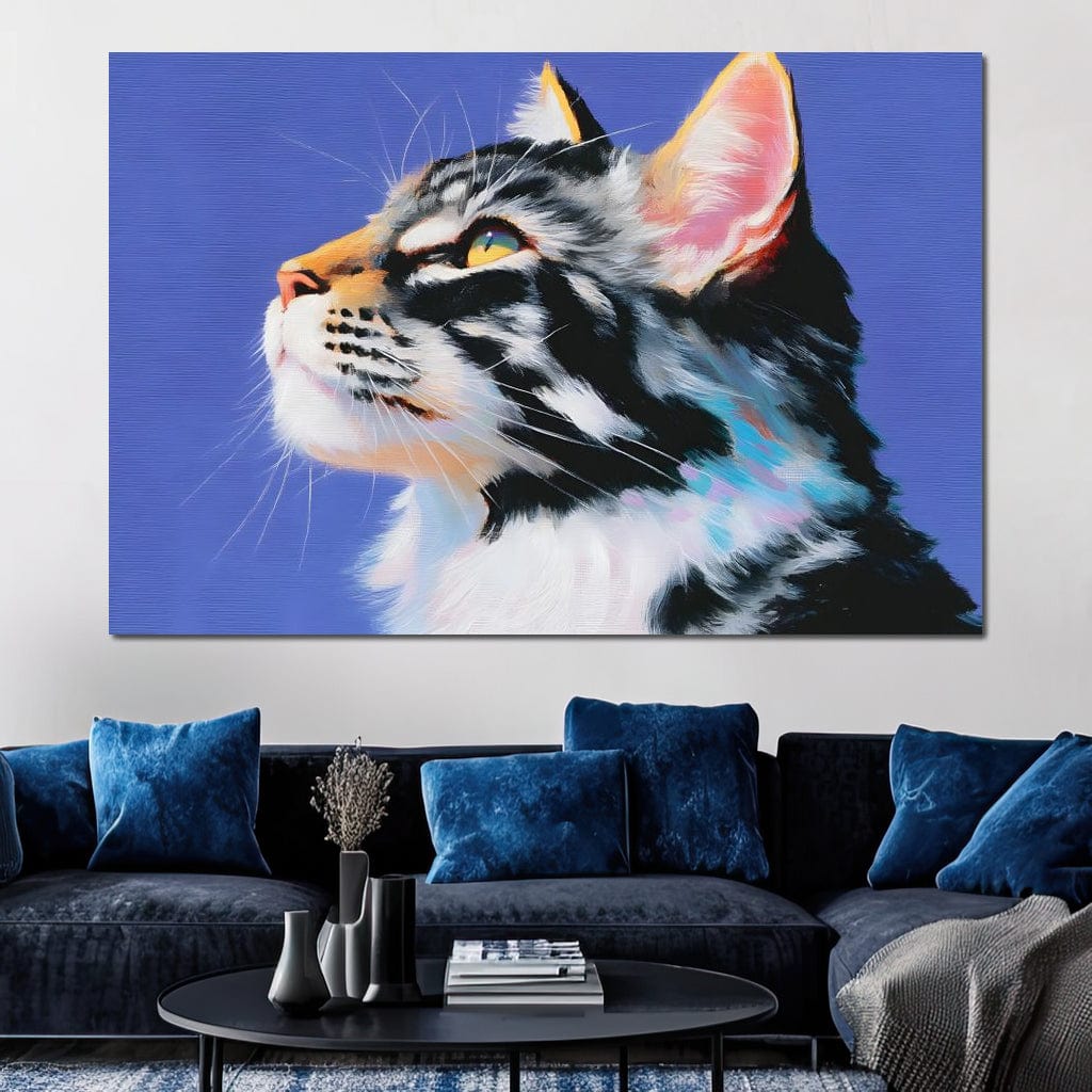 tablou canvas cu o pisica tigrata surprinsa din profil, pe fundal albastru pastelat