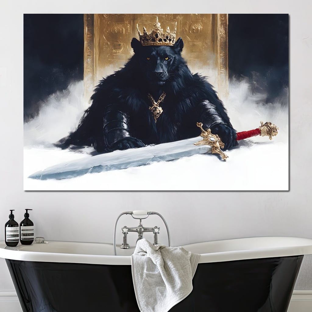 tablou canvas cu o pantera neagra incoronata in armura regala, tinand o sabie decorativa, pe fundal cu ceata si un tron de aur