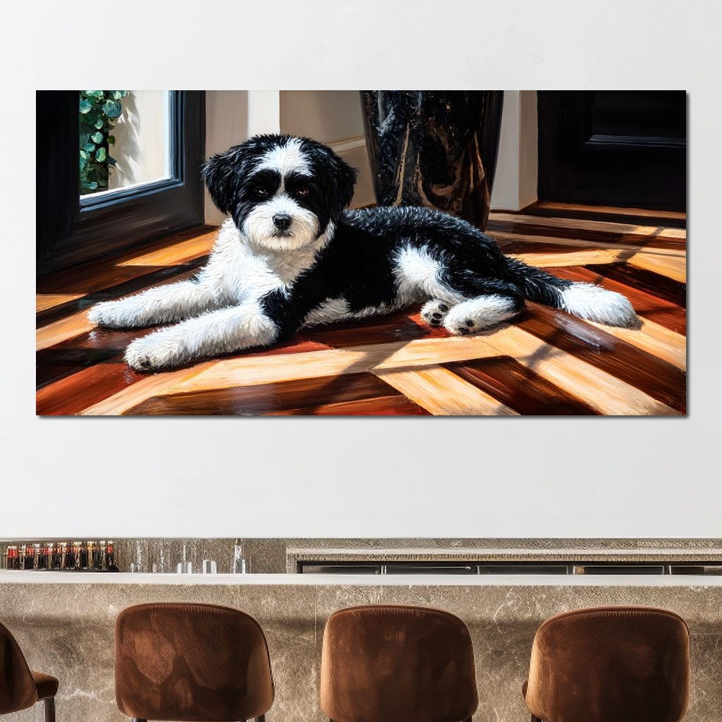 tablou canvas cu un caine alb si negru, pufos si relaxat pe un parchet lucios texturat, intr-o lumina calda de interior