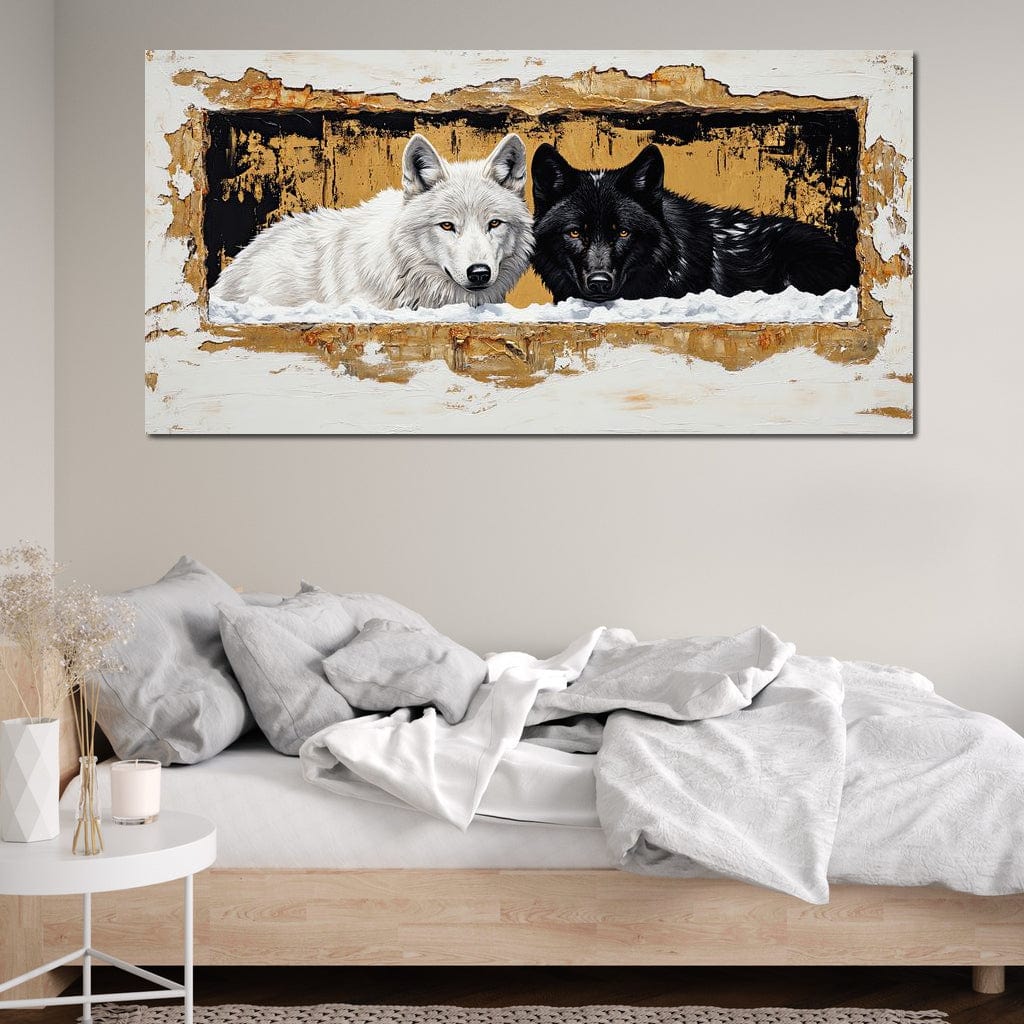 tablou canvas cu un lup alb si unul negru, pe fundal abstract in nuante de negru si auriu