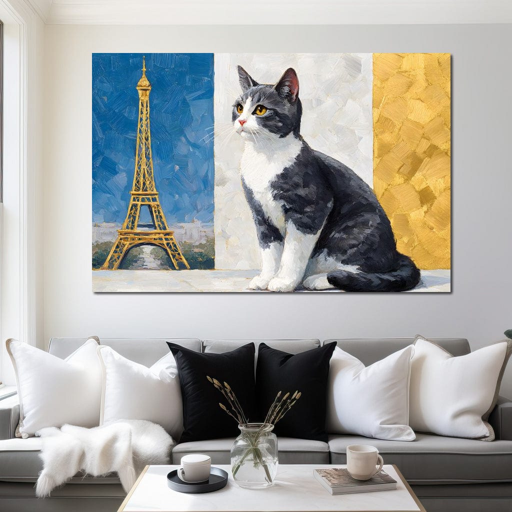 tablou canvas cu o pisica gri cu alb, pe fundal tricolor cu Turnul Eiffel redat in accente aurii