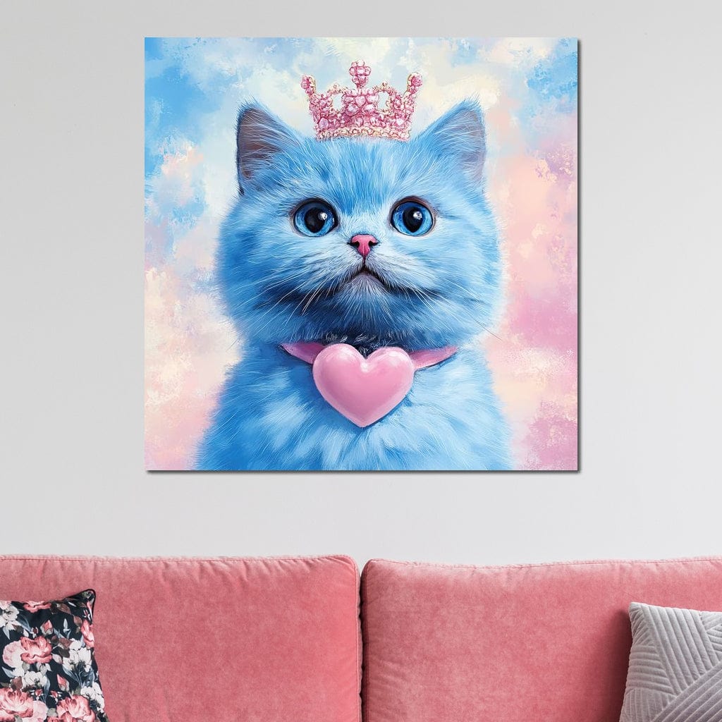 tablou canvas cu o pisicuta albastra, cu coroana si zgarda cu inima roz, pe fundal pastelat bleo si roz