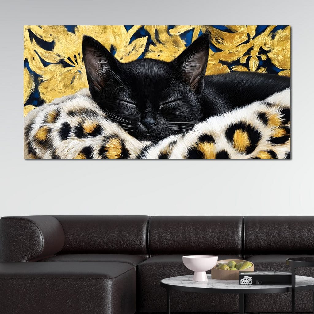 tablou canvas cu o pisica neagra adormita, in asternuturi cu imprimeu leopard, pe fundal abstract cu detalii aurii