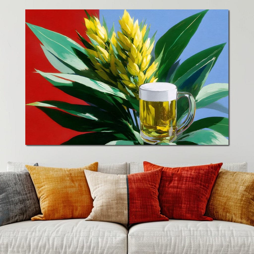tablou canvas cu o halba de bere aurie cu spuma, pe fundal pictat in doua culori, cu flori si frunze de hamei 