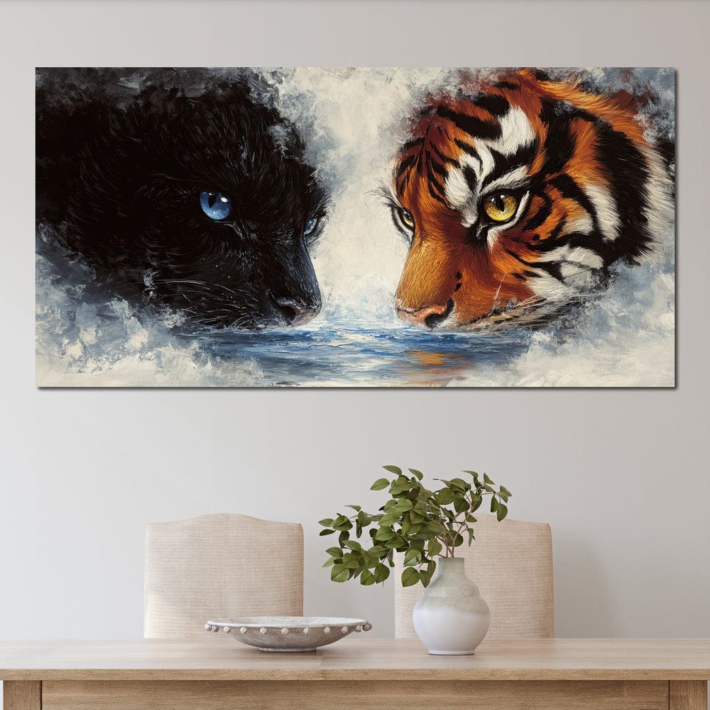 tablou canvas cu un tigru cu ochii galbeni si o pantera neagra cu ochii albastri, intr-o confruntare pe fundal cu apa si valuri