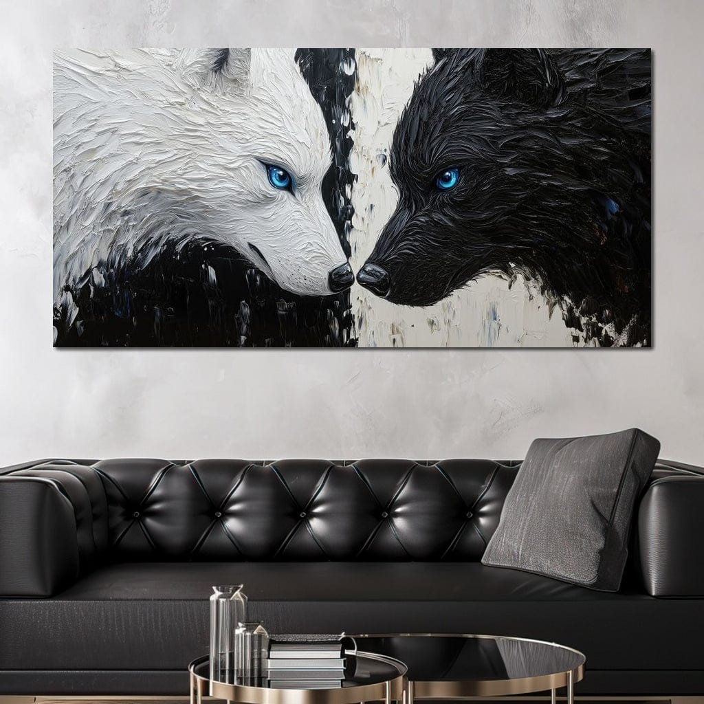 tablou canvas cu un lup alb si unul negru cu ochi albastri, pe fundal pictat in alb si negru 