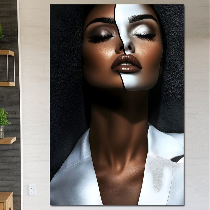 Tablou Canvas Premium LuxCanva® "Intre Doua Lumi" (G1199) prezintă un portret dramatic cu linii negre și albe îndrăznețe care împart fața bronzată a femeii, perfect pentru birou, living sau dormitor. Printuri de calitate pe panza bumbac impresionează.