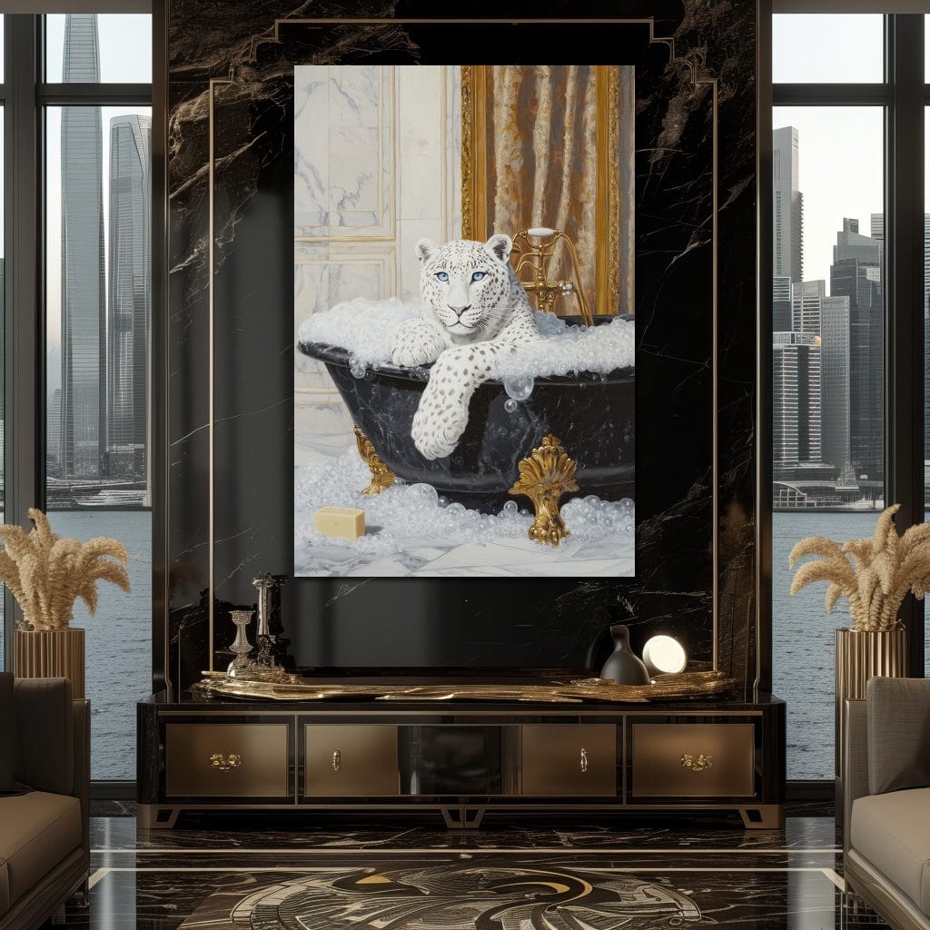 tablou canvas cu un leopard alb intr-o cada neagra vintage cu spuma, pe fundal luxuriant auriu tip marmura