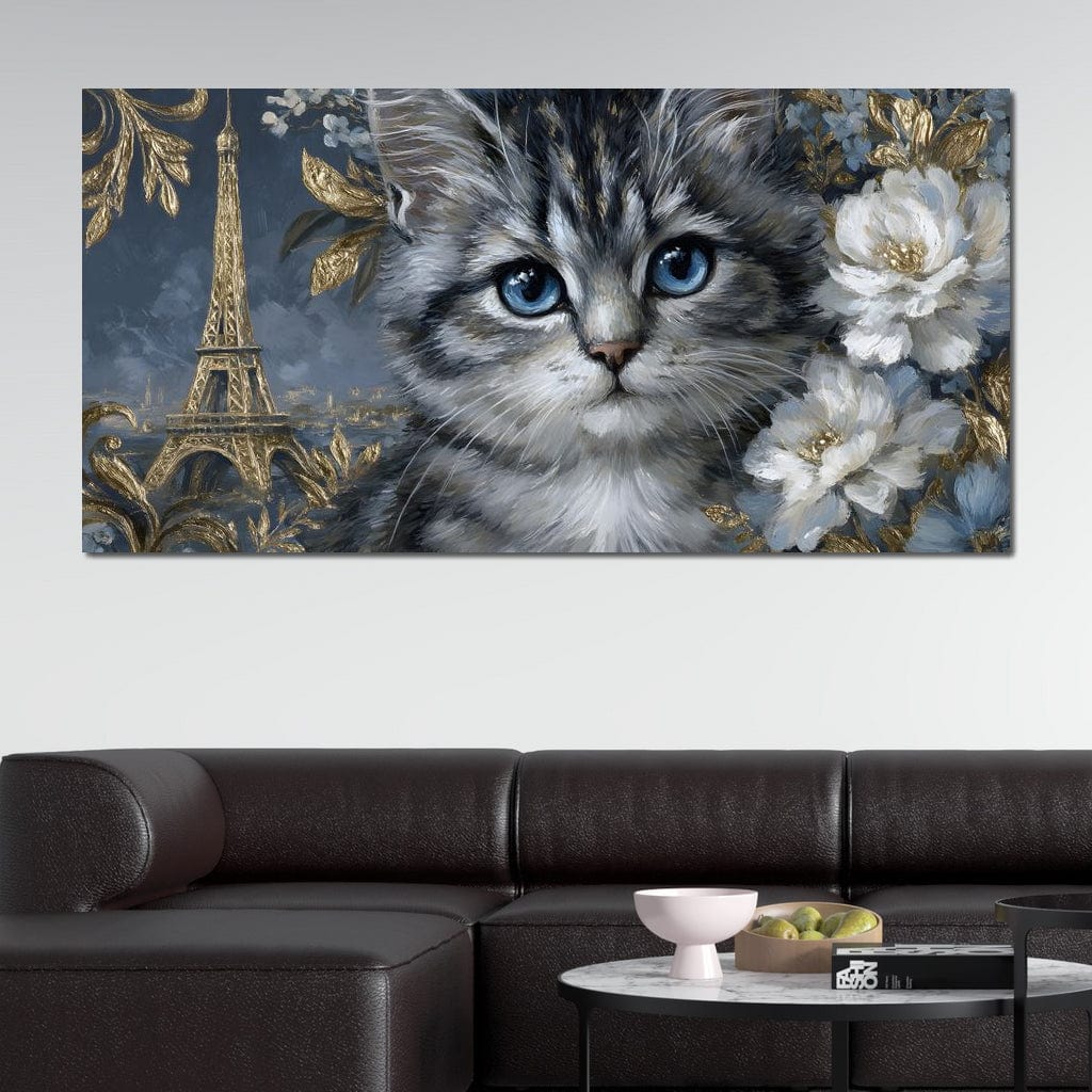 tablou canvas cu o pisica mica printre flori albe, pe fundal abstract cu Turnul Eiffel in detalii aurii 