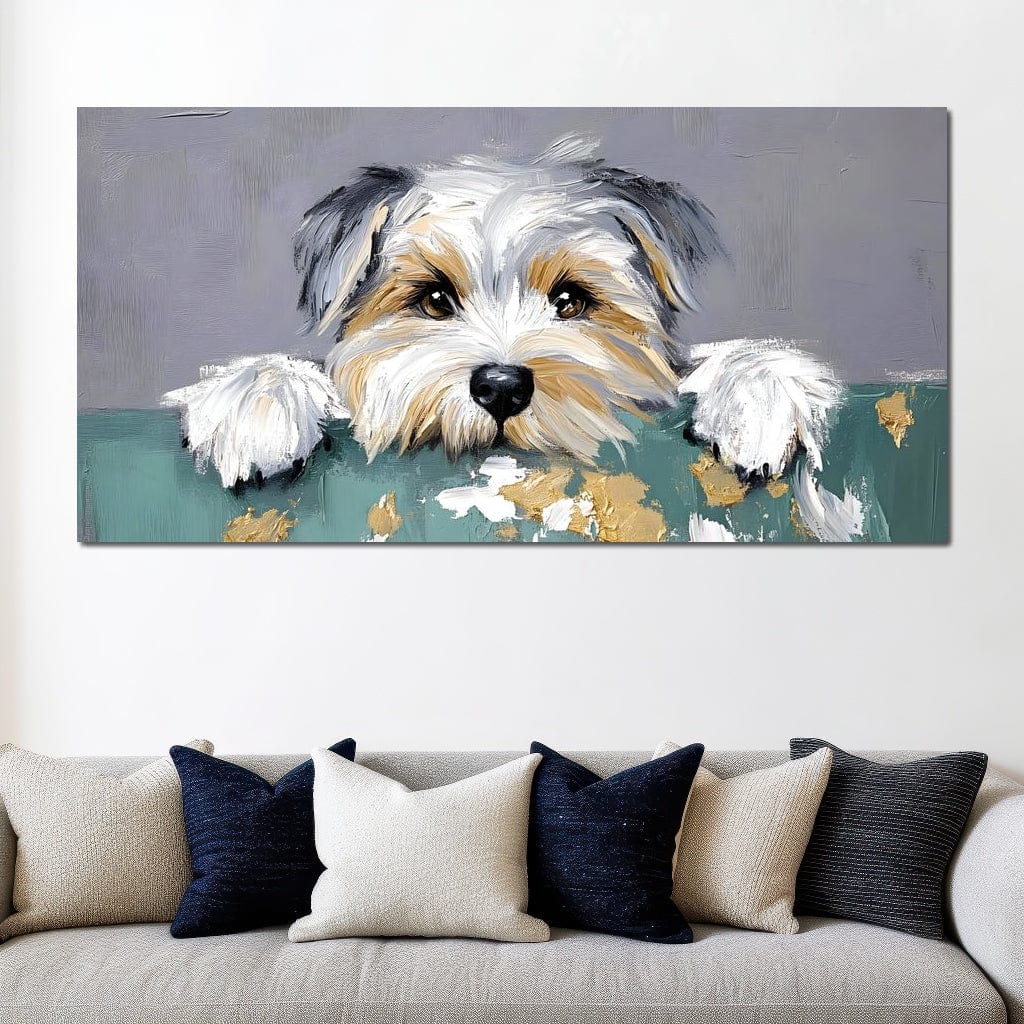 tablou canvas cu un caine pufos si jucaus, ce pandeste peste marginea unei suprafete verzi, cu accente aurii stil pictura
