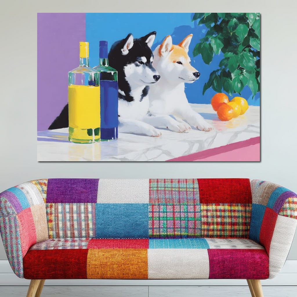 tablou canvas cu doi catelusi stilizati intr-un decor stil Pop Art, asezati la un bar alaturi de sticle colorate si fructe