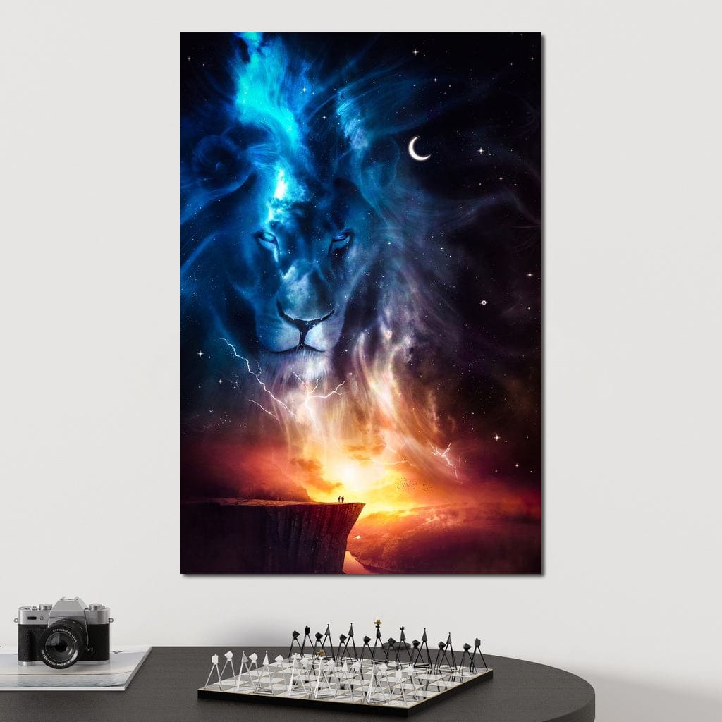 tablou canvas cu spiritul unui leu pe fundal cu cerul instelat si semiluna, privind catre o stanca la apus de Soare