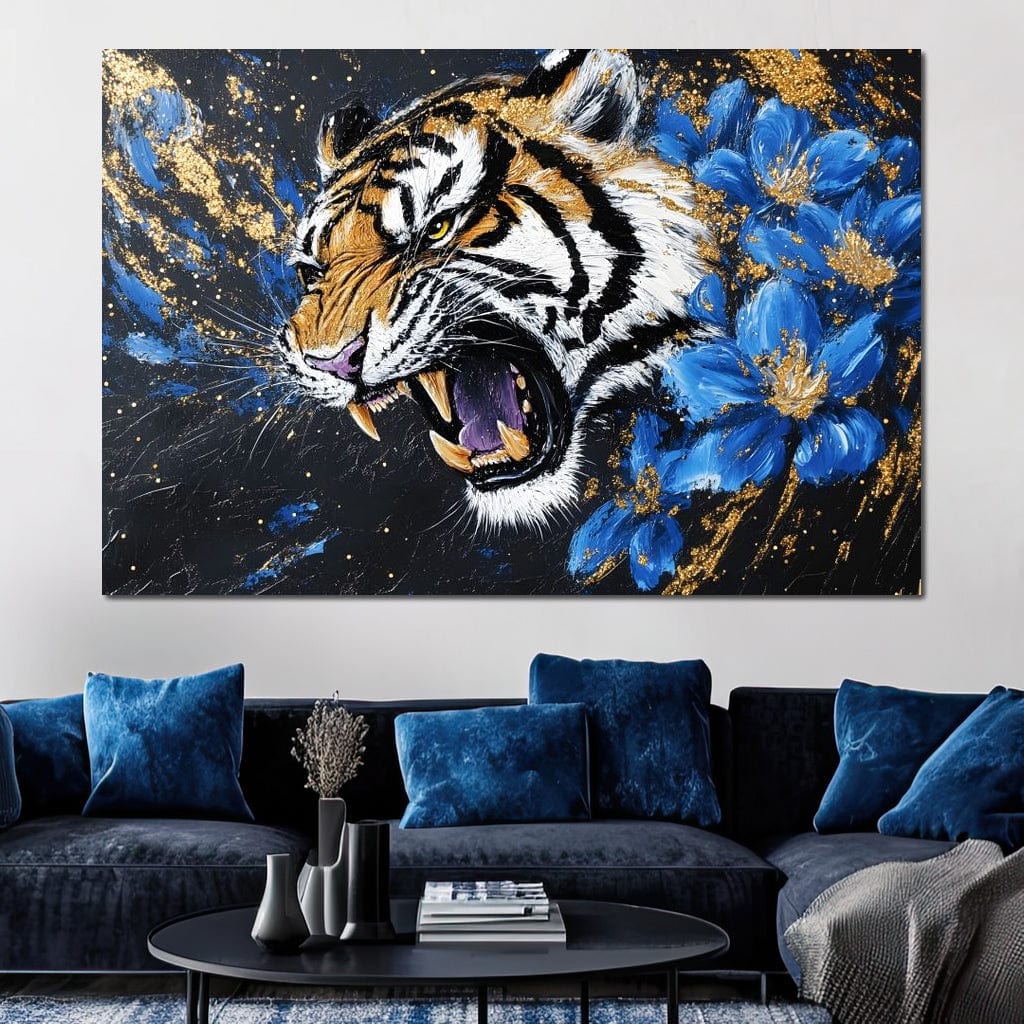 tablou canvas cu un tigru fioros, inconjurat de flori albastre, pe fundal intunecat cu accente aurii si albastre