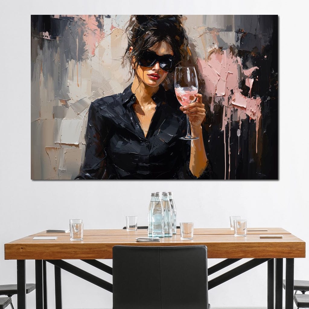tablou canvas cu o femeie cu ochelari de soare si un pahar de vin rose, pe fundal pictat in nuante de negru, roz si alb