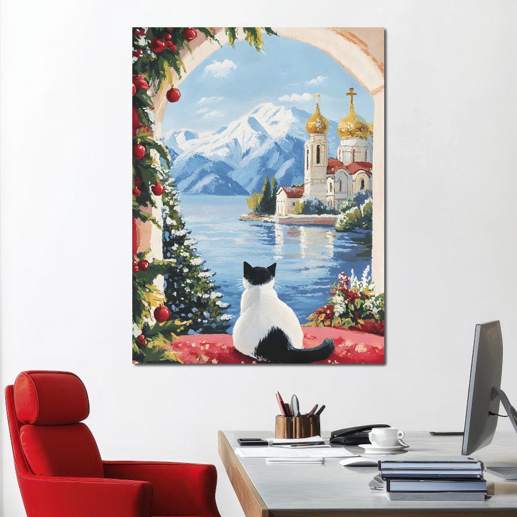 tablou canvas cu o pisica in alb si negru, inconjurata de ornamente de Craciun, privind catre o Biserica dincolo de apa, pe fundal montan