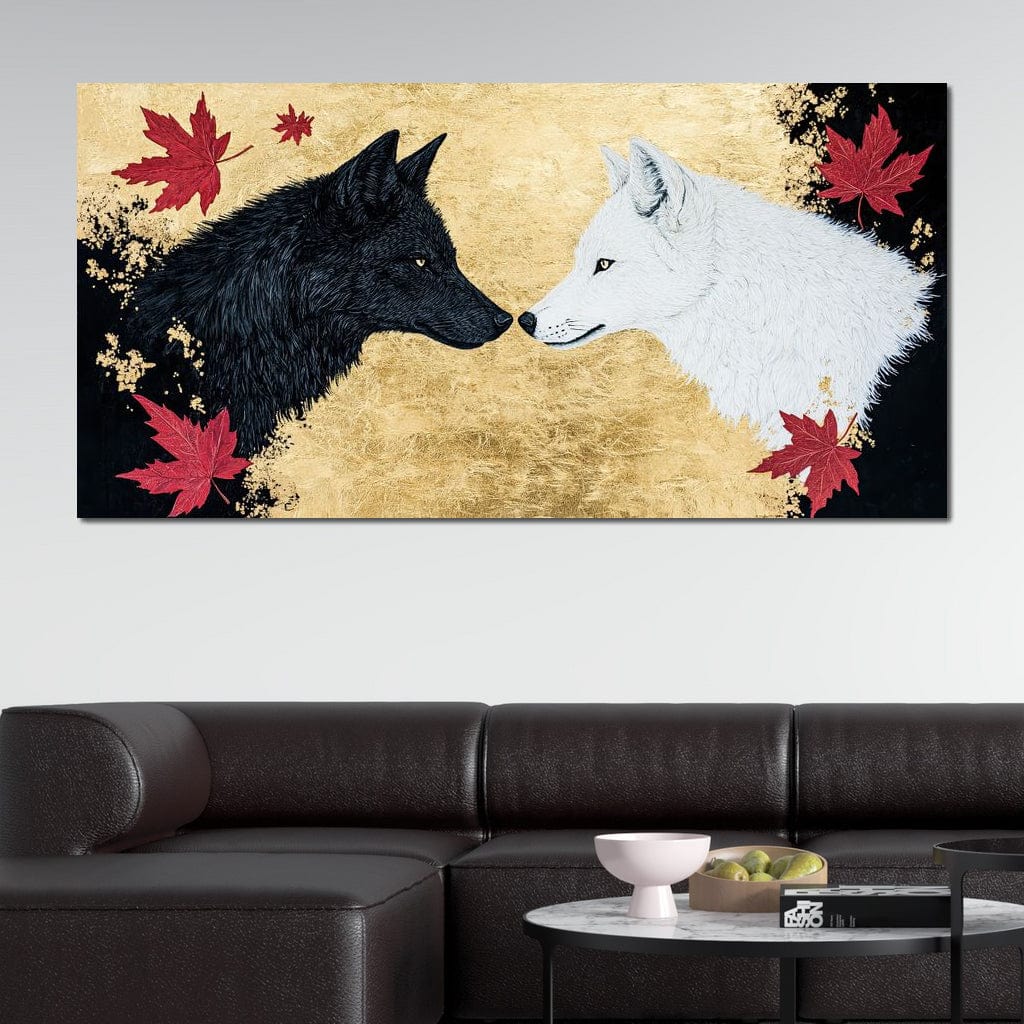 tablou canvas cu un lup alb si unul negru, pe fundal negru cu auriu decorat cu frunze rosii de artar