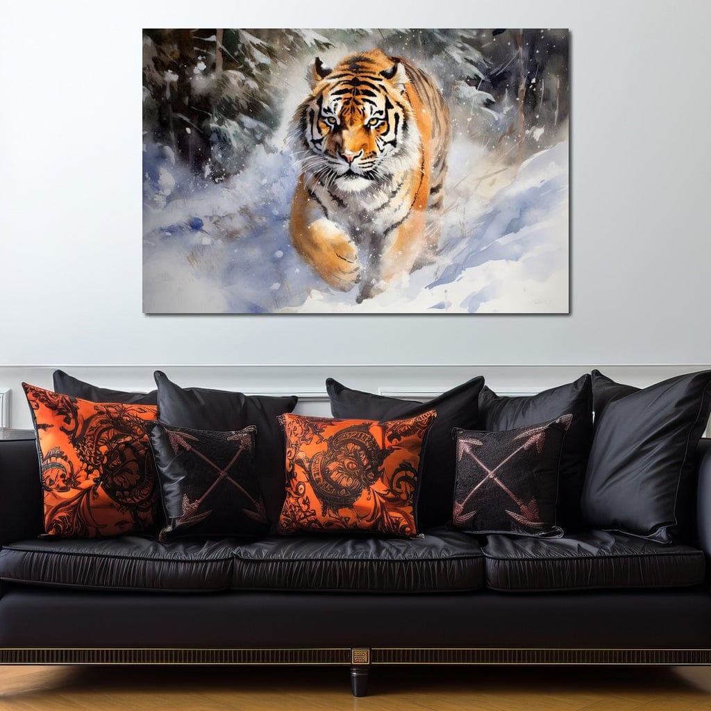 tablou canvas cu un tigru in miscare prin zapada, pe fundal stancos cuprins de viscol