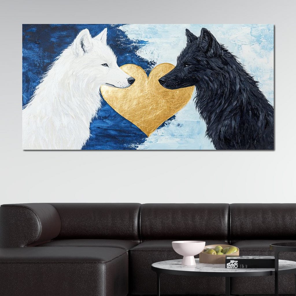 tablou canvas cu un lup alb si unul negru, pictati pe fundal in nuante de albastru si o forma de inima aurie