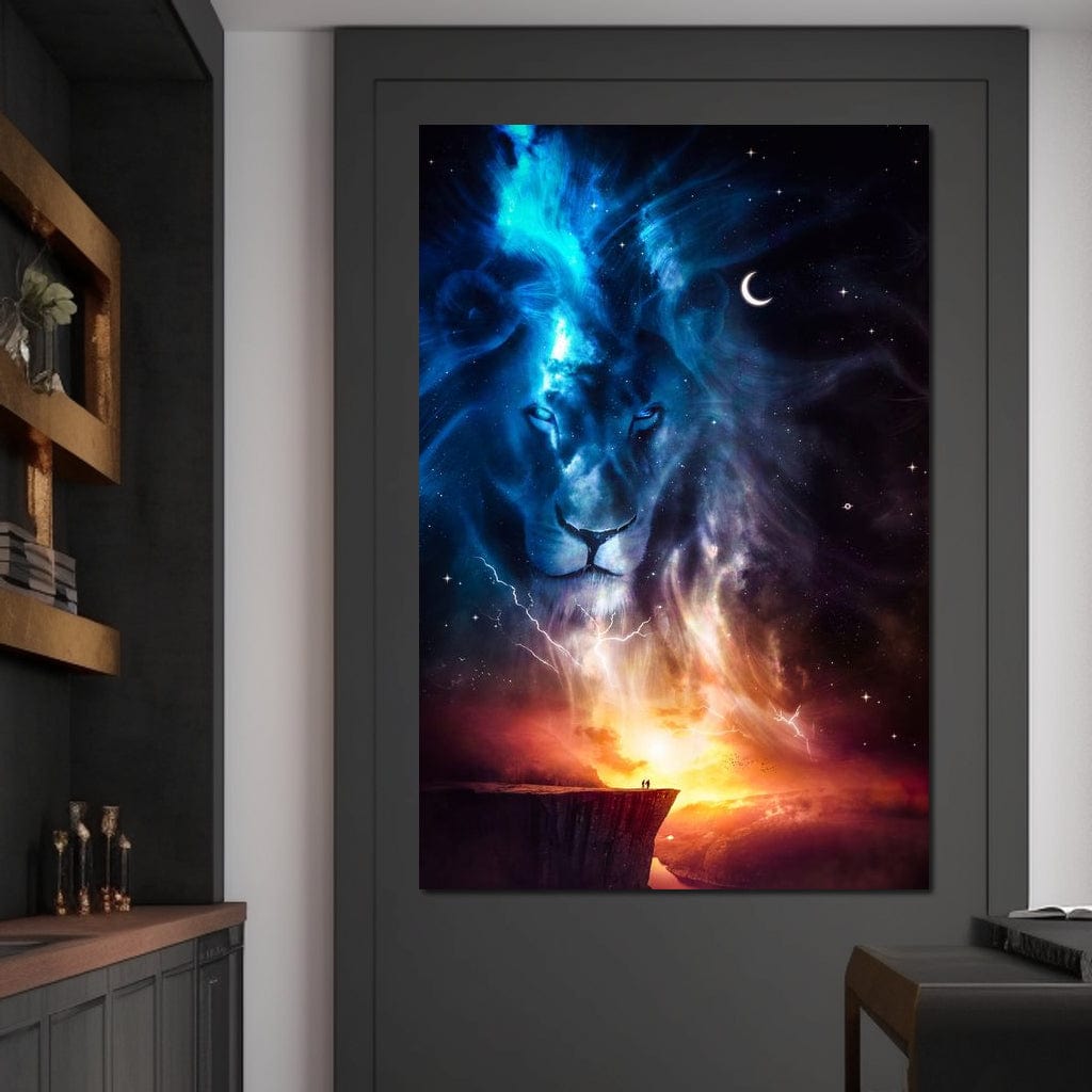 tablou canvas cu spiritul unui leu pe fundal cu cerul instelat si semiluna, privind catre o stanca la apus de Soare