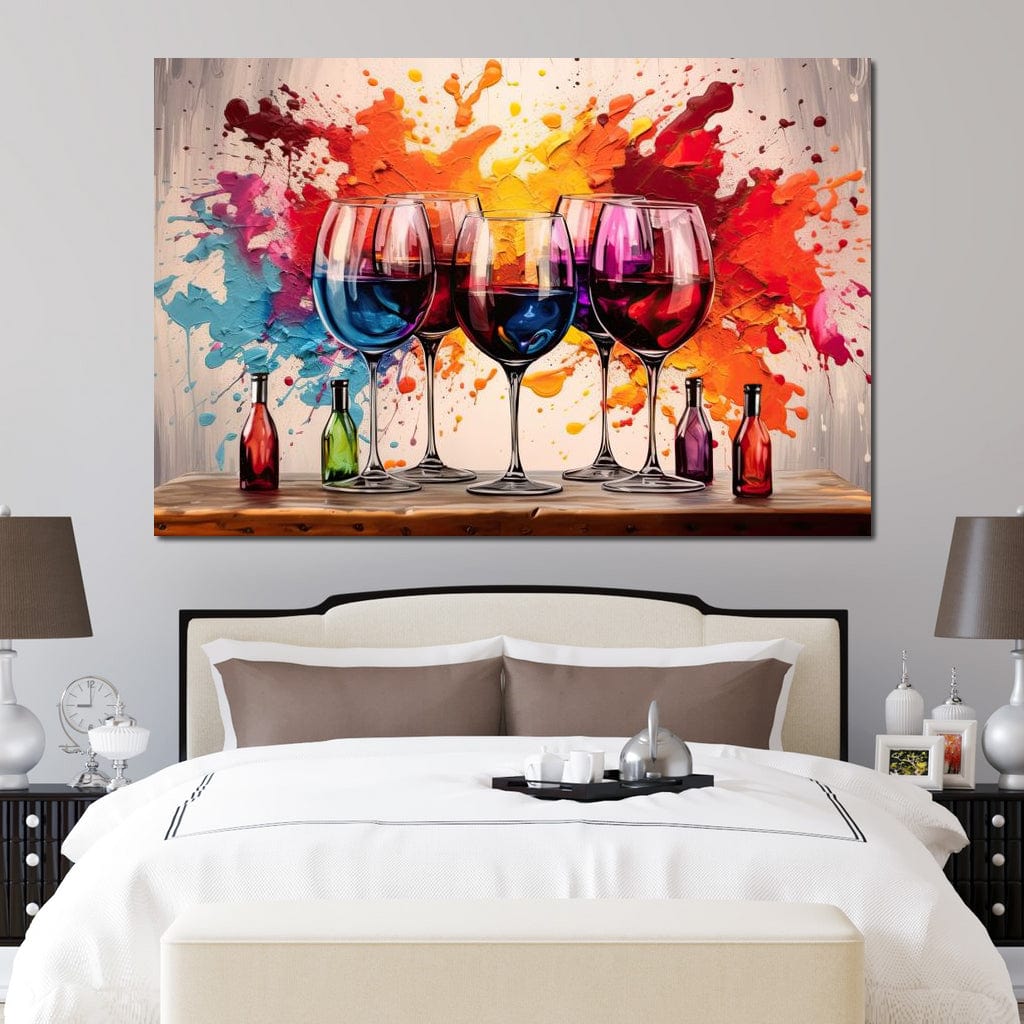 tabliu canvas cu pahare cu bauturi colorate pe o masa de lemn, pe fundal abstract stropit cu pete de culoare